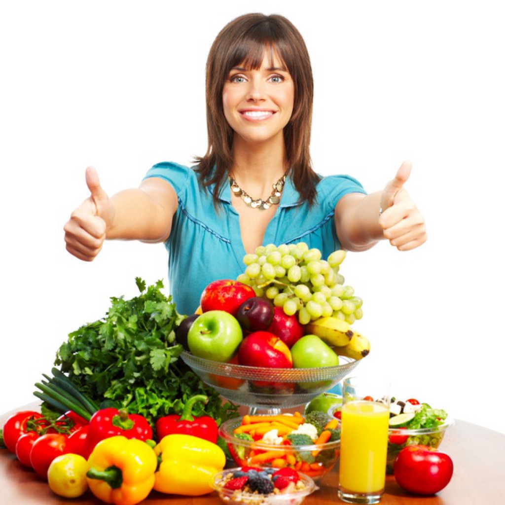 Ешь больше фруктов и овощей. Человек ест овощи. Девушка с овощами. Человек ест фрукты. Человек ест здоровую пищу.